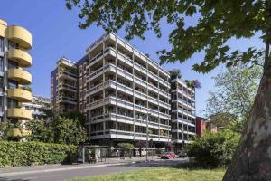 un edificio alto con una cúpula encima en Contempora Apartments - Elvezia 8 - E14, en Milán