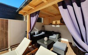 - un salon avec des rideaux violets et un canapé dans l'établissement Villa with a heated Pool near Split with Magnificent View, à Solin