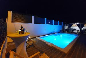 Bazén v ubytovaní Villa with a heated Pool near Split with Magnificent View alebo v jeho blízkosti