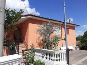 ein Haus mit einem weißen Zaun davor in der Unterkunft Villa Salvioli in San Rufo