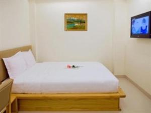 Una cama o camas en una habitación de HANZ Nguyen Trai Hotel