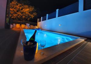 Bazén v ubytovaní Villa with a heated Pool near Split with Magnificent View alebo v jeho blízkosti