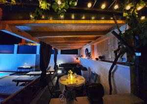 Posedenie v ubytovaní Villa with a heated Pool near Split with Magnificent View