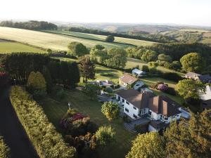 eine Luftansicht eines Hauses auf einem Feld in der Unterkunft The Gate Cornwall in Looe