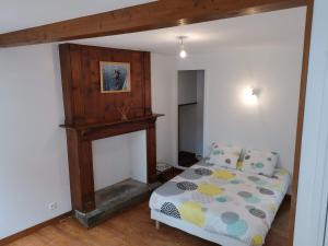 sypialnia z łóżkiem i kominkiem w obiekcie Gîte des Thins w mieście Saint-Vaast-la-Hougue