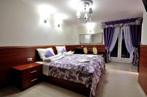 um quarto com uma cama com duas toalhas brancas em Api IV Zakopane em Zakopane