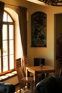 a dining room with a table and chairs and a window at Quo Vadis Lounge Bed & Breakfast in Kazimierz Dolny