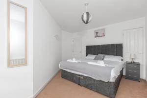 ウスターにあるCosy One Bedroom Apartmentの大きなベッドと鏡のある寝室