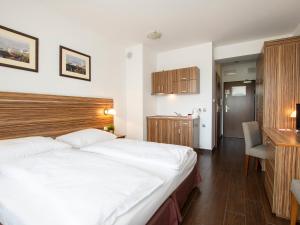 pokój hotelowy z dużym łóżkiem i kuchnią w obiekcie VacationClub - Arka Apartament 511 w Kołobrzegu +6 zdjęć