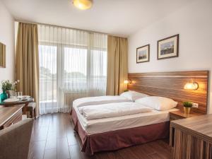 pokój hotelowy z łóżkiem i biurkiem w obiekcie VacationClub - Arka Apartament 511 w Kołobrzegu