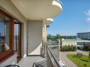 balkon z widokiem na budynek w obiekcie VacationClub - Arka Apartament 511 w Kołobrzegu