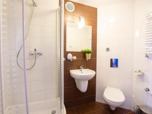 łazienka z prysznicem, umywalką i toaletą w obiekcie VacationClub - Arka Apartament 511 w Kołobrzegu
