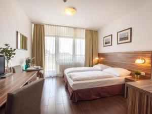 pokój hotelowy z łóżkiem i telewizorem w obiekcie VacationClub - Arka Apartament 511 w Kołobrzegu