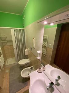 Silvi PaeseにあるB&B Santa Luciaのバスルーム(洗面台、トイレ、鏡付)