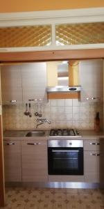 Il comprend une cuisine équipée d'une cuisinière et d'un évier. dans l'établissement Appartamento La Sorgente - Residenza Adalgisa, à Finale Ligure