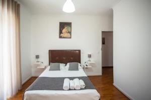 a bedroom with a large bed with white sheets and pillows at Hotel Borsalino in Porto