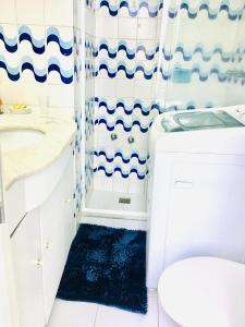 a bathroom with a toilet and a washer and dryer at Guest Apartment Ipanema in Rio de Janeiro