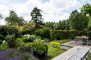 Aed väljaspool majutusasutust B&B Hier en Nu