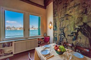 a dining room with a table with fruit on it at Giudecca Apartment in Venice