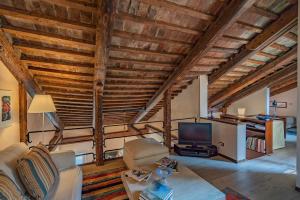 a living room with a couch and a tv at Giudecca Apartment in Venice