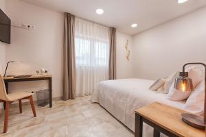 um quarto de hotel com uma cama e uma secretária em Hotel rural La Tejera em Quintanilla de Arriba