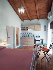 una camera con letto e tavolo e una cucina di Maria GuestHouse a Aliveri