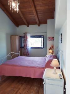 una camera con un grande letto e una finestra di Maria GuestHouse a Aliveri