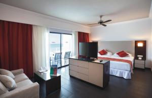 Postel nebo postele na pokoji v ubytování Hotel Riu Monica - Adults Only