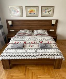 Bolesław的住宿－瑪吉酒店，一间卧室配有一张带木制床头板的床