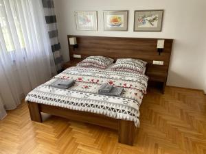 a bedroom with a bed with a wooden headboard at Zajazd Maj in Bolesław