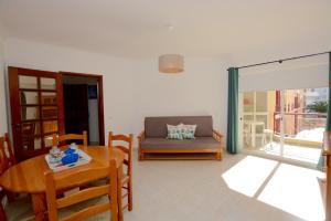 una sala de estar con un sofá y una mesa en Casa Nau C, en Armação de Pêra 7 fotos más