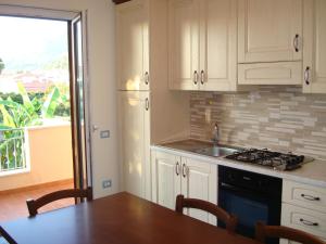 A kitchen or kitchenette at Guest House Mare e Luna