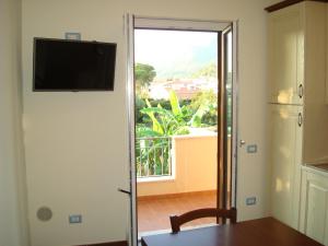 TV a/nebo společenská místnost v ubytování Guest House Mare e Luna