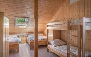 Pokój z 2 łóżkami piętrowymi w kabinie w obiekcie Krmelec u Kraví Hory w mieście Dolní Malá Úpa