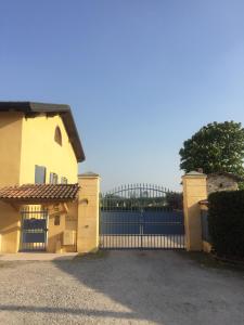 a house with a gate and a fence at Villa Zanina Sonia Apartment in Peschiera del Garda