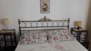 sypialnia z łóżkiem z dwoma stołami i dwoma lampami w obiekcie Love and Peace House con deposito biciclette privato w mieście Finale Ligure