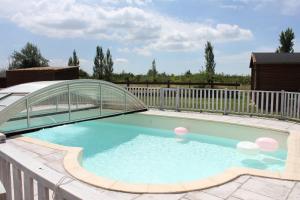 ein Schwimmbad mit einer Glasbrücke darüber in der Unterkunft Mas dou l'Estele chambre d'hôtes in Arles