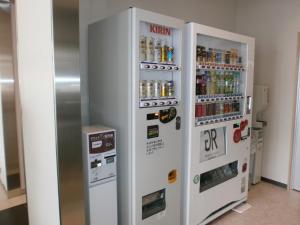 dos máquinas expendedoras en una habitación con bebidas en Green Rich Hotel Yamaguchi Yuda Onsen en Yamaguchi