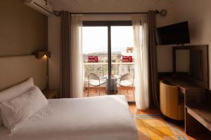 Ένα ή περισσότερα κρεβάτια σε δωμάτιο στο Borjs Hotel Suites & Spa