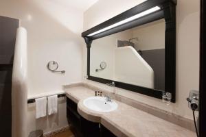 Ένα μπάνιο στο Borjs Hotel Suites & Spa