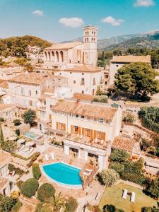 una vista aérea de una localidad con piscina en Can Cota Boutique - Turismo de interior en Selva