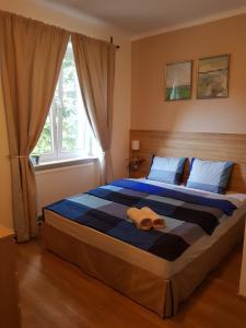 um quarto com uma cama grande e uma toalha em Lávka Chocerady em Chocerady