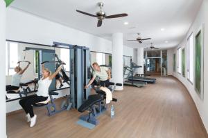 un grupo de personas haciendo pilates en un gimnasio en Hotel Riu Palace Tenerife, en Adeje