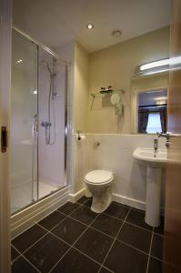 ein Badezimmer mit Dusche, Toilette und Waschbecken in der Unterkunft City Centre Skeldergate 2 Bed Apartment with Parking in York + 18 Fotos