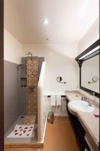 Ένα μπάνιο στο Borjs Hotel Suites & Spa