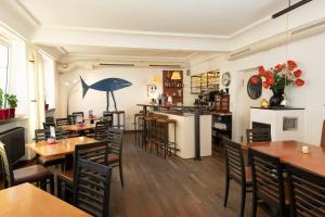 een restaurant met tafels en stoelen en een vis aan de muur bij Hotel Liebetegger-Klagenfurt in Klagenfurt