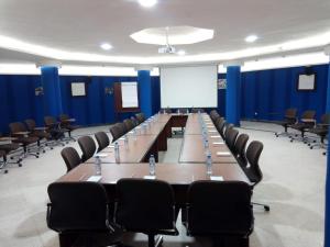 une salle de conférence avec une grande table et des chaises dans l'établissement Borjs Hotel Suites & Spa, à Agadir