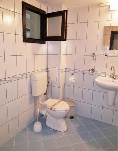 uma casa de banho com um WC e um lavatório em Family Hotel Venera em Kavarna