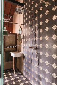 La salle de bains est pourvue d'une douche et d'un lavabo. dans l'établissement B&B Villa Thibault, à Liège