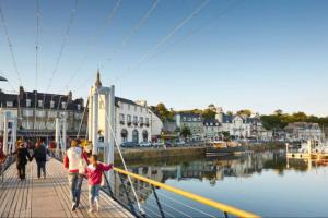 eine Gruppe von Menschen, die auf einem Steg in der Nähe des Wassers spazieren gehen in der Unterkunft Gare - Les Champs - Parking Privé in Saint-Brieuc